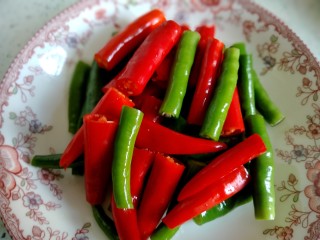 3、虎皮椒香小炒肉,青红尖椒切段