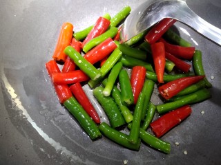 4、虎皮椒香小炒肉,锅内多放点油,将青红尖椒用油滑炒,煸出虎皮就好了。