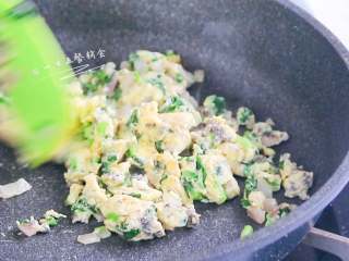 6、猪肝茼蒿炒鸡蛋,翻炒几下出锅。