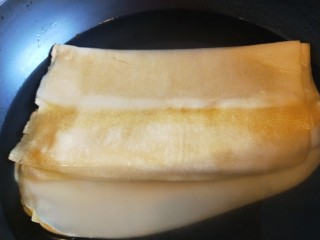 1、五香素鸡,豆皮两张放入锅中，加入冷水。