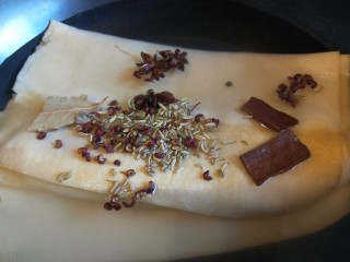 2、五香素鸡,加入八角，小荤香，陈皮，花椒粒。