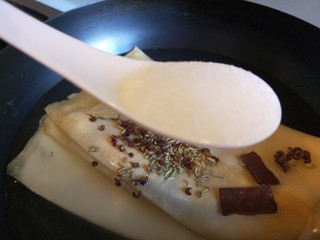 3、五香素鸡,加入一勺盐。