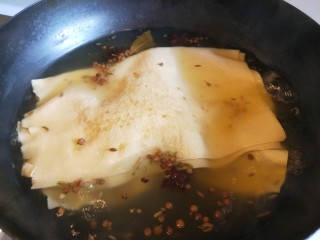 4、五香素鸡,倒入料酒煮开焖十分钟入味。