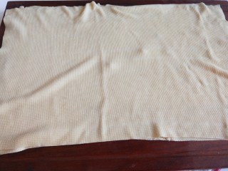 5、五香素鸡,煮好的豆皮平放案板上。