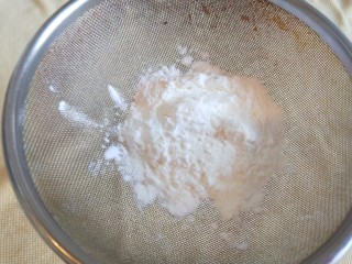 6、五香素鸡,筛上适量淀粉。