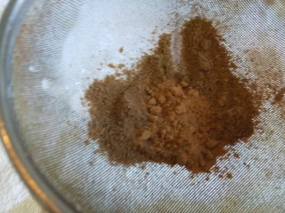 7、五香素鸡,筛上入五香粉，孜然粉，花椒粉。