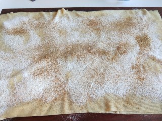 9、五香素鸡,刷上一层海鲜粉。