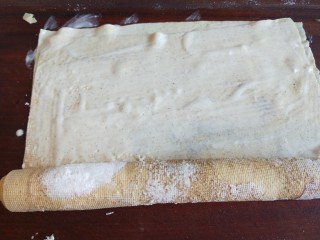 10、五香素鸡,在把豆皮紧紧的卷起来。