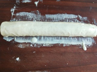 12、五香素鸡,在均匀的刷上一层。