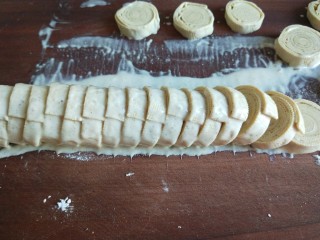 13、五香素鸡,切成厚片。