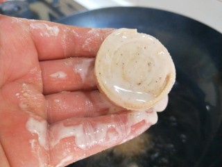 14、五香素鸡,在沾一下料糊。