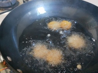 15、五香素鸡,下油锅炸制。