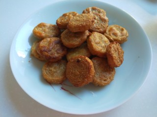 16、五香素鸡,炸制金黄捞出来。