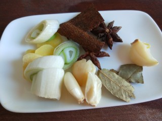 17、五香素鸡,准备八角，葱姜蒜，香叶，陈皮。