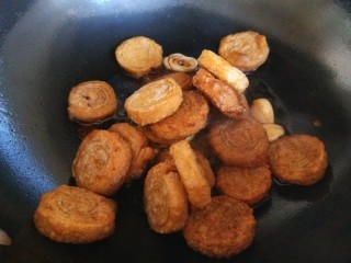 19、五香素鸡,倒入素鸡。