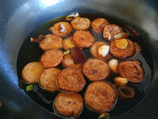 20、五香素鸡,加入适量水煮开。