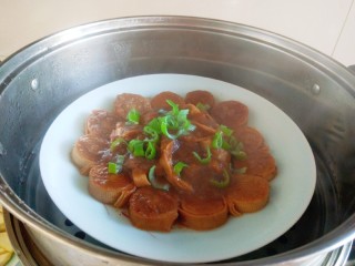 23、五香素鸡,倒入盘中放入蒸锅，在蒸10分钟即可食用。