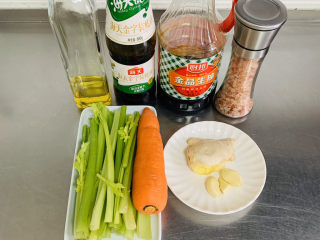 1、芹菜炒胡萝卜,准备材料