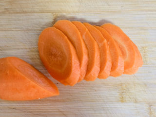 2、芹菜炒胡萝卜,胡萝卜洗净去皮切成0.5厘米厚的片。