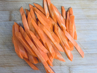 3、芹菜炒胡萝卜,再切成0.5厘米厚的条。