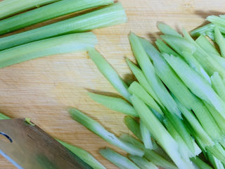 5、芹菜炒胡萝卜,切面是这样的，切成这个样子容易入味，纤维切短后吃起来口感更好。