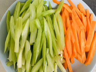 6、芹菜炒胡萝卜,两种食材尽量切的粗细一样，这样更方便一起成熟。