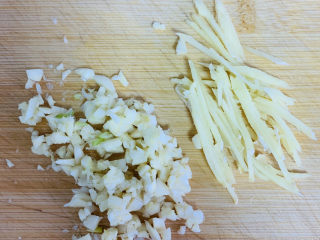 7、芹菜炒胡萝卜,姜切丝、蒜切末备用