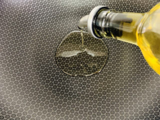 8、芹菜炒胡萝卜,炒锅加入适量的油。