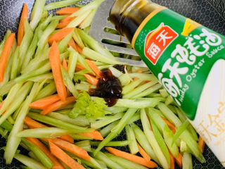 11、芹菜炒胡萝卜,加入适量的蚝油翻炒。