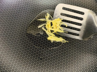 9、芹菜炒胡萝卜,加入姜丝爆香。