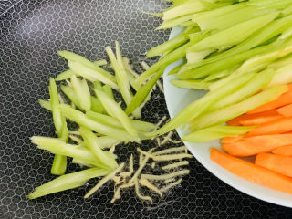 10、芹菜炒胡萝卜,放入芹菜，胡萝卜翻炒。