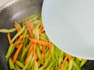 13、芹菜炒胡萝卜,加入适量的水继续翻炒。