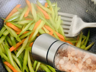 14、芹菜炒胡萝卜,加入适量的盐继续翻炒。