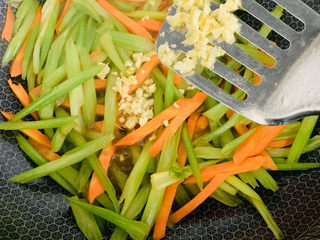 15、芹菜炒胡萝卜,两种食材全部熟透的时候，放上蒜末提香，快速翻炒几下出锅。