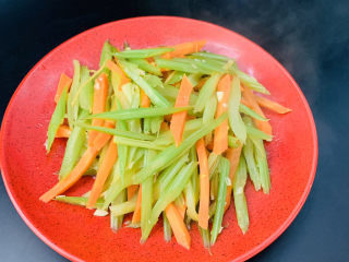 16、芹菜炒胡萝卜,这样的素炒的蔬菜我能吃一盘????