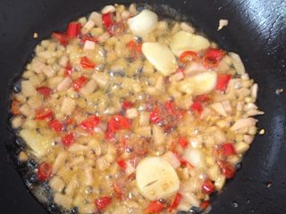 5、家常鲫鱼,锅底留油，放入花椒泡椒泡姜泡萝卜蒜炒香，放入芹菜炒一下加入水，加入料酒熬一会儿