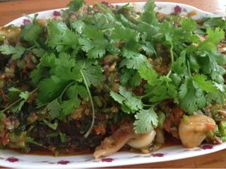 6、家常鲫鱼,将鱼放入锅中加酱油香油适量，烧一会儿加入香菜葱入味起锅，放香菜叶点缀