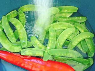 2、红尖椒炒荷兰豆,冲洗干净