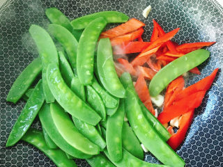 6、红尖椒炒荷兰豆,倒入荷兰豆和红尖椒