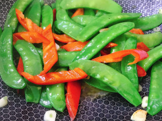8、红尖椒炒荷兰豆,加少许清水