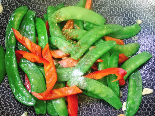 9、红尖椒炒荷兰豆,放盐和花椒粉拌匀