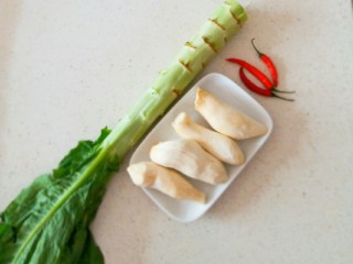 1、椒香杏鲍菇笋条#爽口凉菜#,食材准备好  莴笋  杏鲍菇  红尖椒