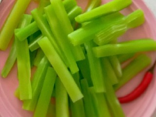 6、椒香杏鲍菇笋条#爽口凉菜#,汆水后的莴笋条更加碧绿  颜色很美