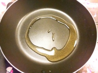 7、椒香杏鲍菇笋条#爽口凉菜#,另取一炒锅加入食用油