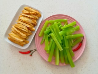 9、椒香杏鲍菇笋条#爽口凉菜#,杏鲍菇金黄色捞出备用  笋条已经汆过水