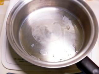 10、椒香杏鲍菇笋条#爽口凉菜#,炒锅加入食用油