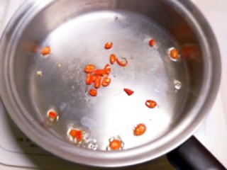 11、椒香杏鲍菇笋条#爽口凉菜#,油热后爆香尖椒圈