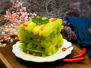 14、椒香杏鲍菇笋条#爽口凉菜#,一条莴笋  一条杏鲍菇交错码放  味道相互融合 同时也很美观 携带时节省空间