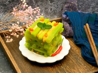 15、椒香杏鲍菇笋条#爽口凉菜#,为了拍照 用新鲜薄荷叶和红尖椒稍稍修饰一下就会美美哒