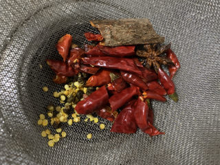 5、红焖牛肉,干辣椒要剪开，清洗，花椒八角桂皮也都清洗干净